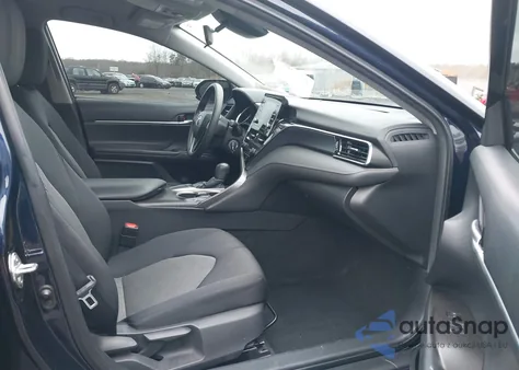 2022 Toyota Camry Le z USA, uszkodzony, nr VIN 4T1C11AKXNU643550